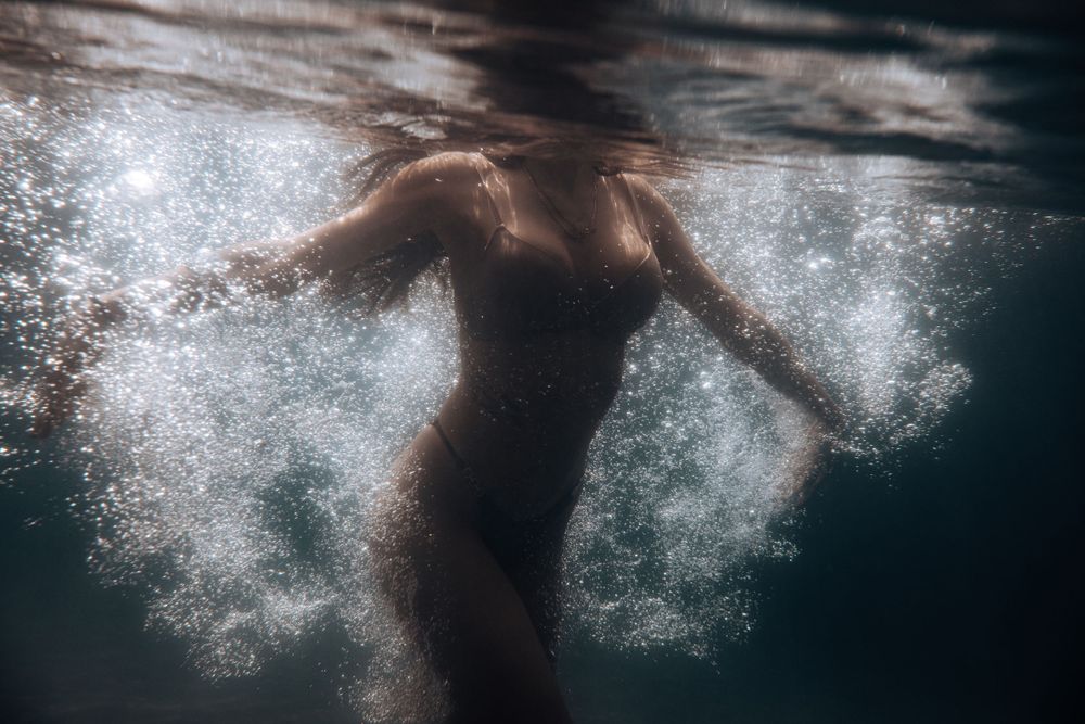 Veden alla kuvaus. Underwater photo shoot.