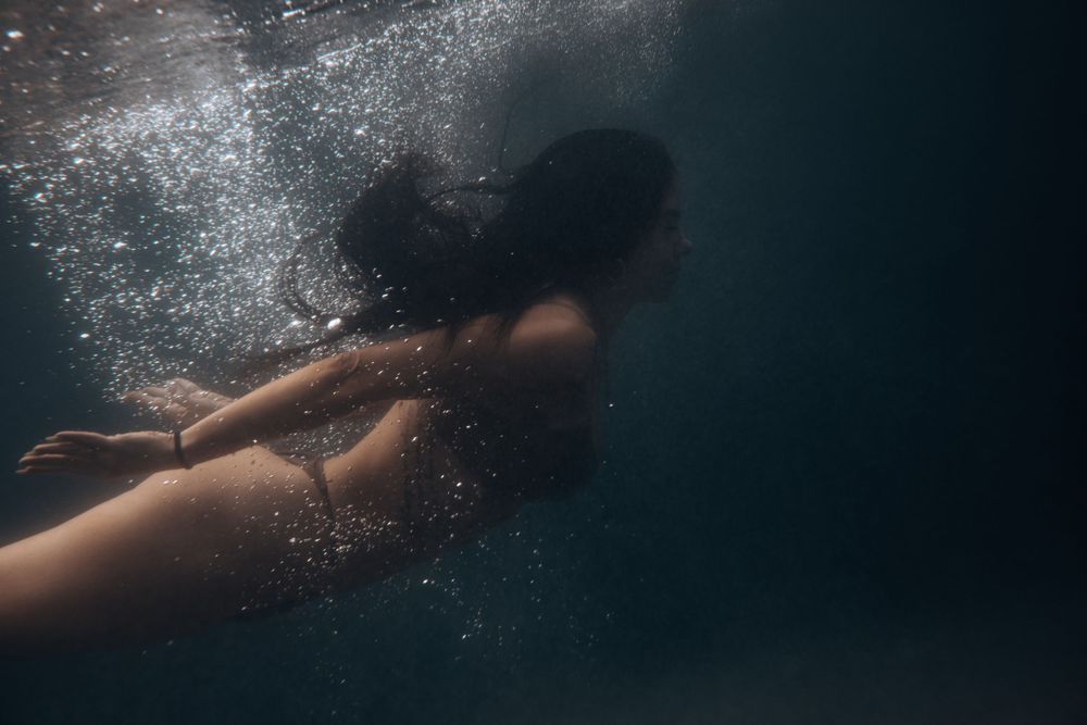 Veden alla kuvaus. Underwater photo shoot.