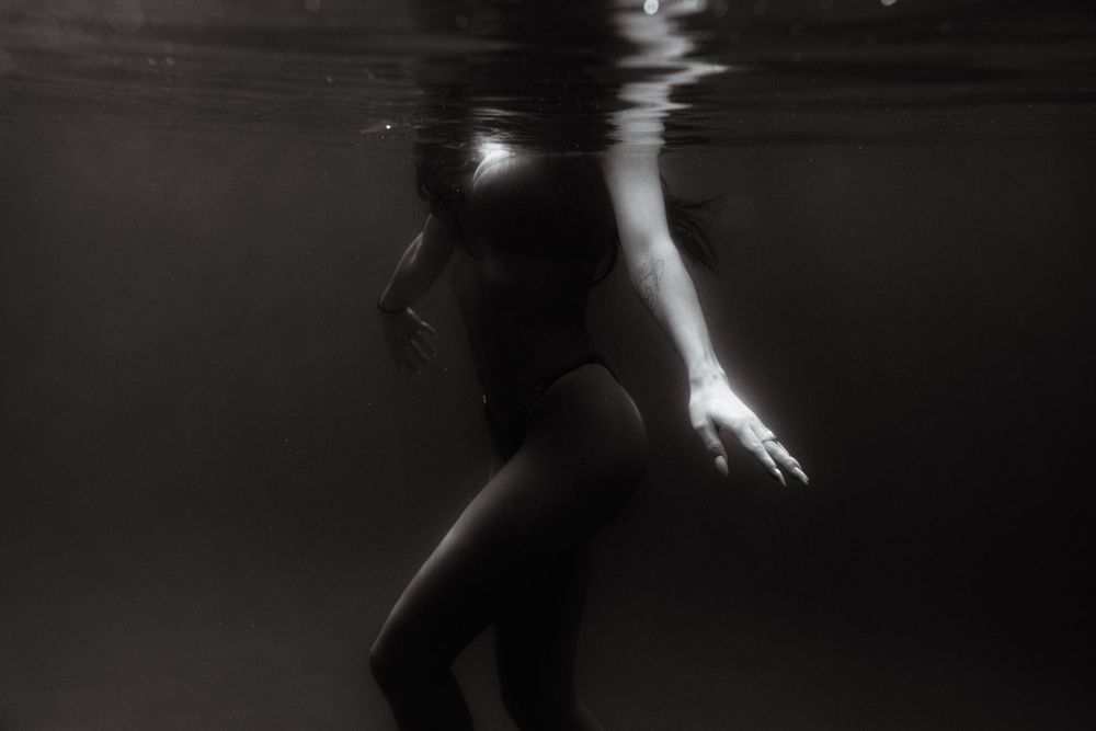 Veden alla kuvaus. Underwater photo shoot.
