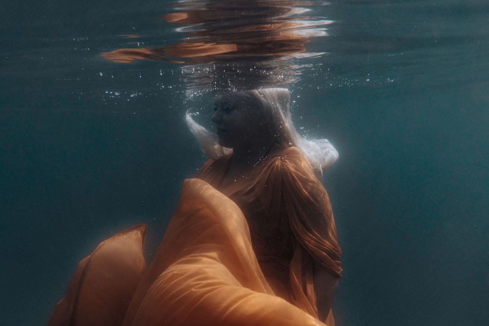 Veden alla kuvaus. Underwater photo shoot.