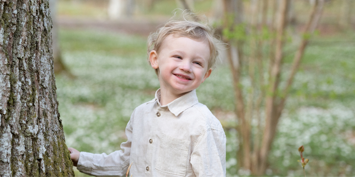 Liten pojke på 4 år, bland vitsipporna i Villaparken Lidköping.