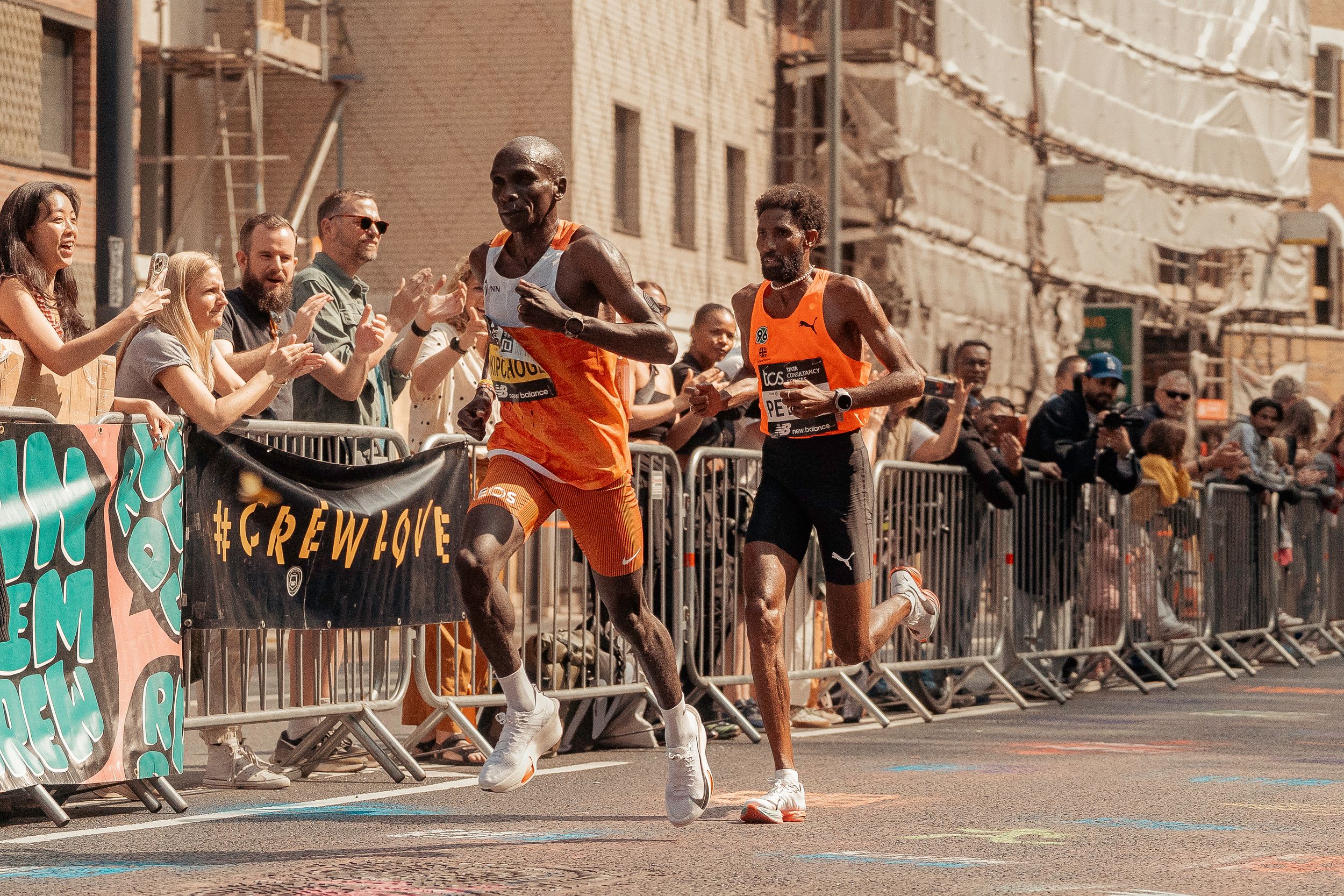 Kipchoge competes while spectators cheer from behind barriers during the 2025 London Marathon.