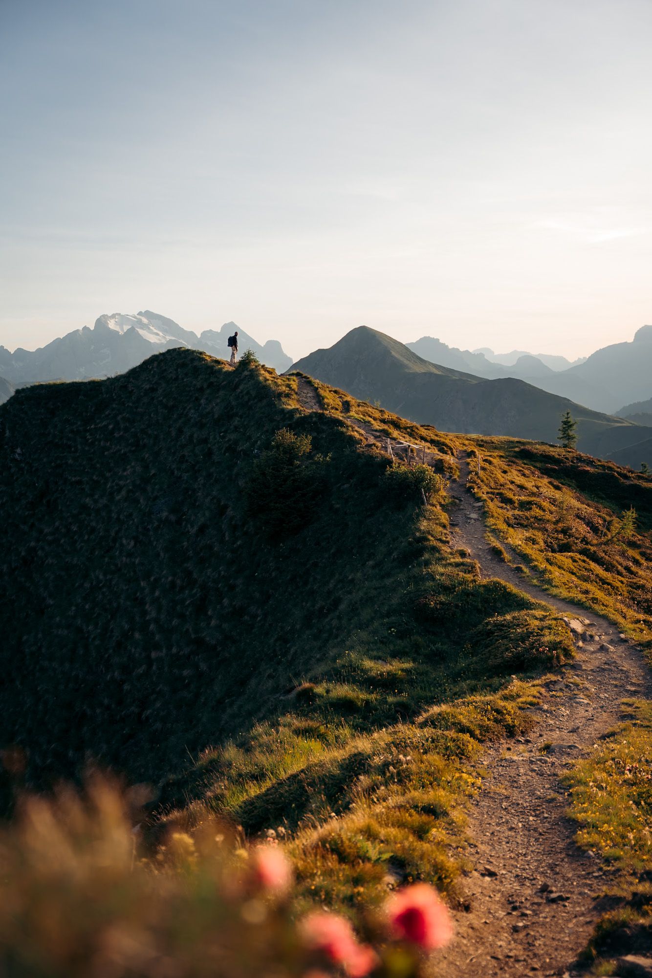 montagnes des dolomites avec un randonneur
