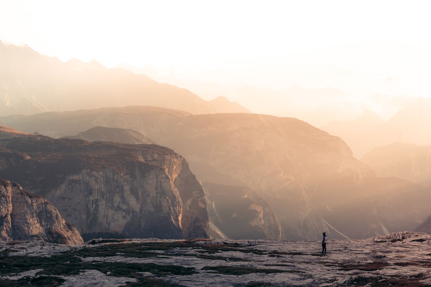 randonneur au coucher de soleil au tre cime