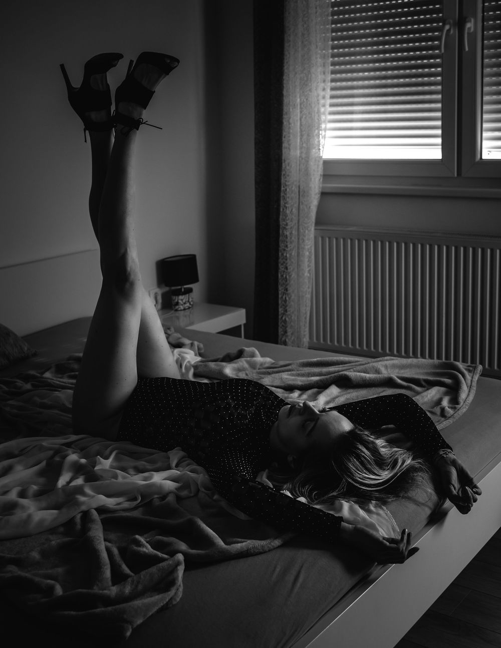Crno-bijela boudoir fotografija koja prikazuje noge