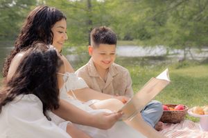 Mommy reading to her little ducklings during picnic time.