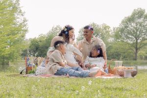Family photography session gathered for a picnic. Capturing the bubbles flowing around them