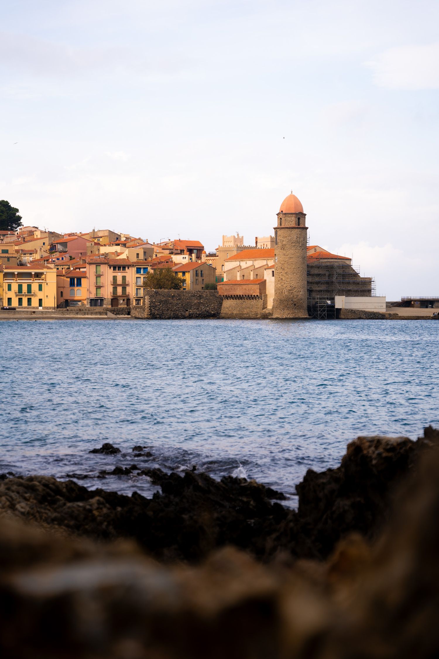 Clocher de Collioure et son village avec la mer en premier plan
