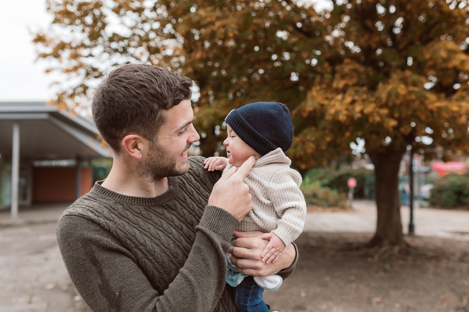 A cozy autumn outdoor family photoshoot with warm sweaters and fall foliage in the background. Photographer. Hull. East Yorkshire. Photo