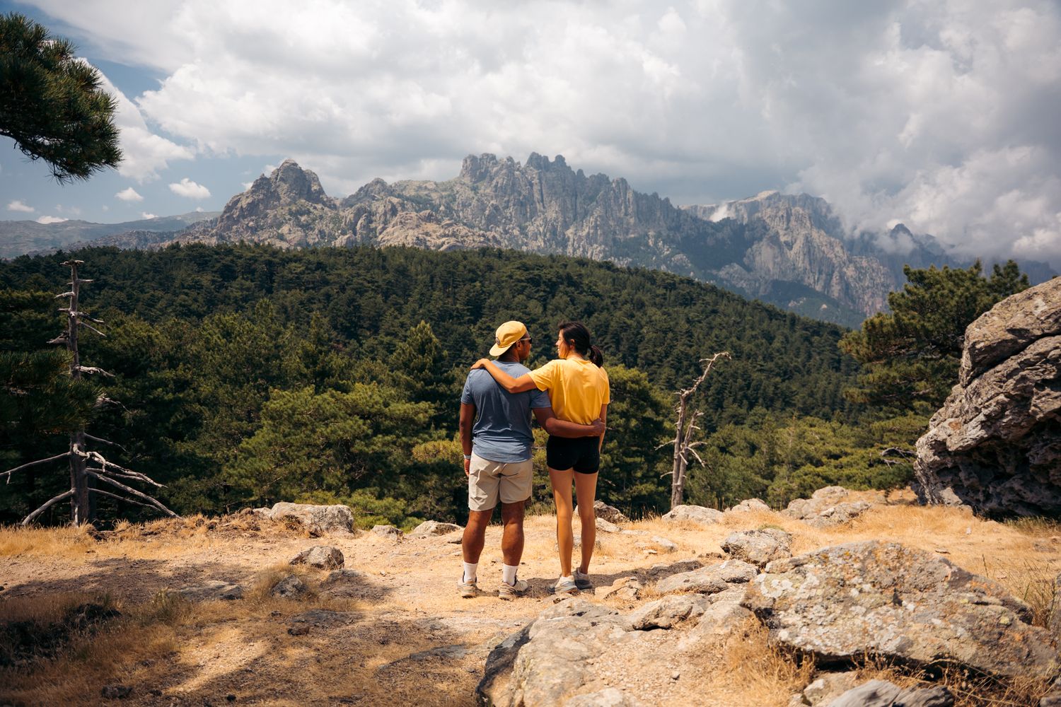 Couple en randonnée dans les aiguilles de Bavella
