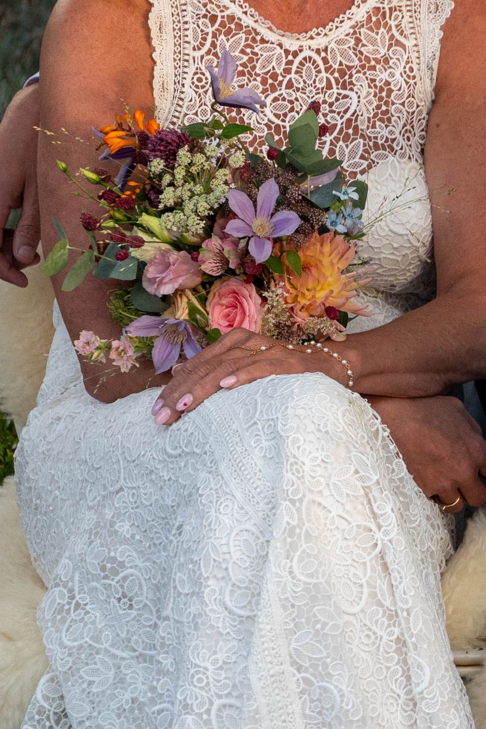 Romantische bruidsfoto in Abcoude, emoties en details vastgelegd door trouwfotograaf.