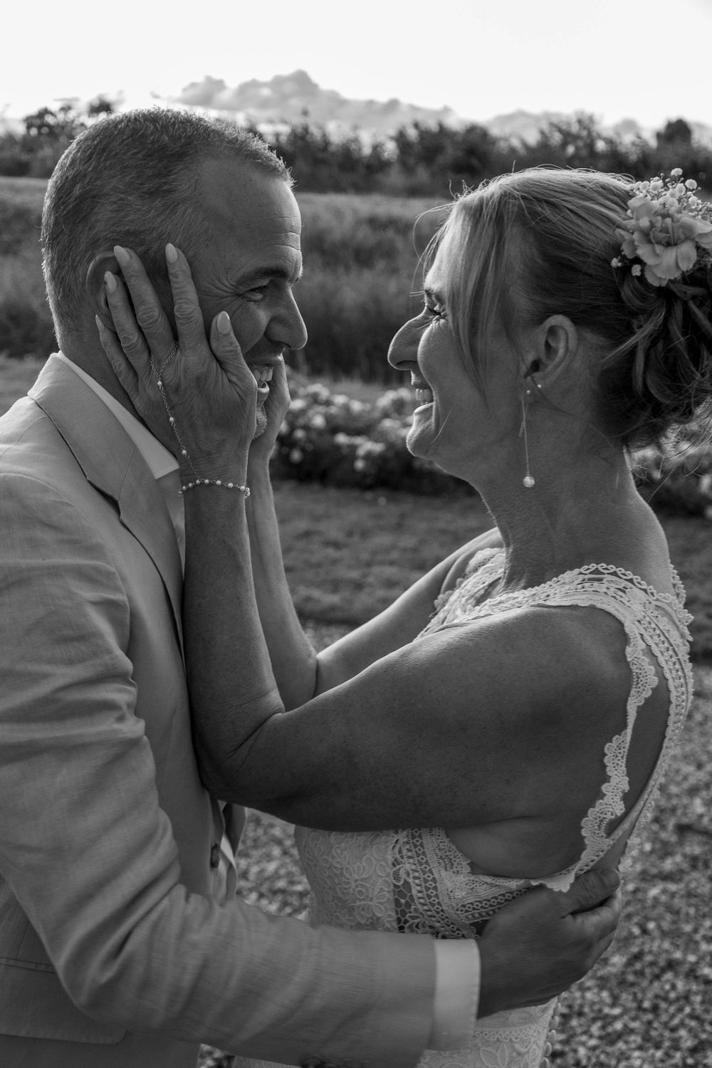 Romantische bruidsfoto in Abcoude, emoties en details vastgelegd door trouwfotograaf.