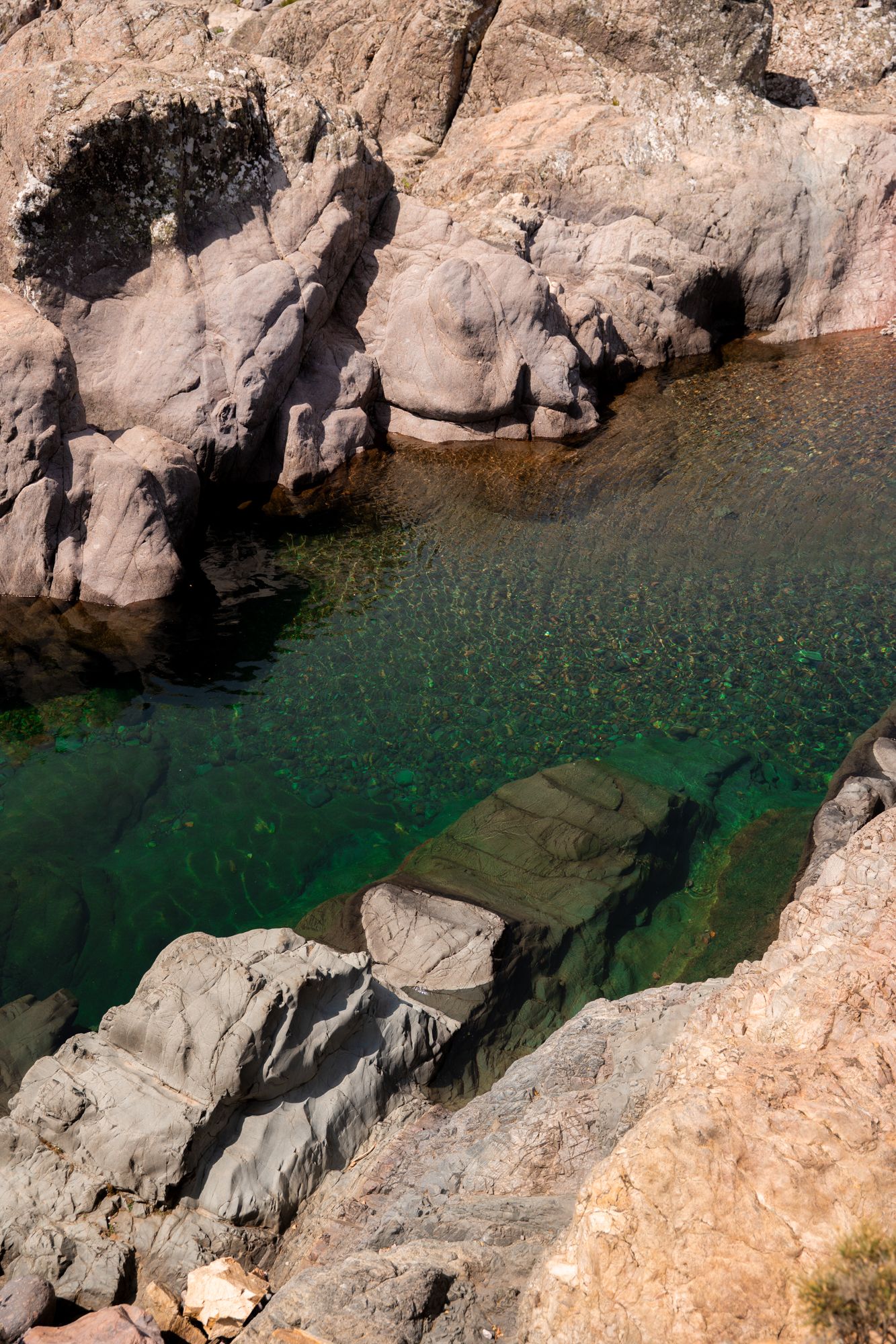 roche rouge et eau turquoi de la vallée du fango