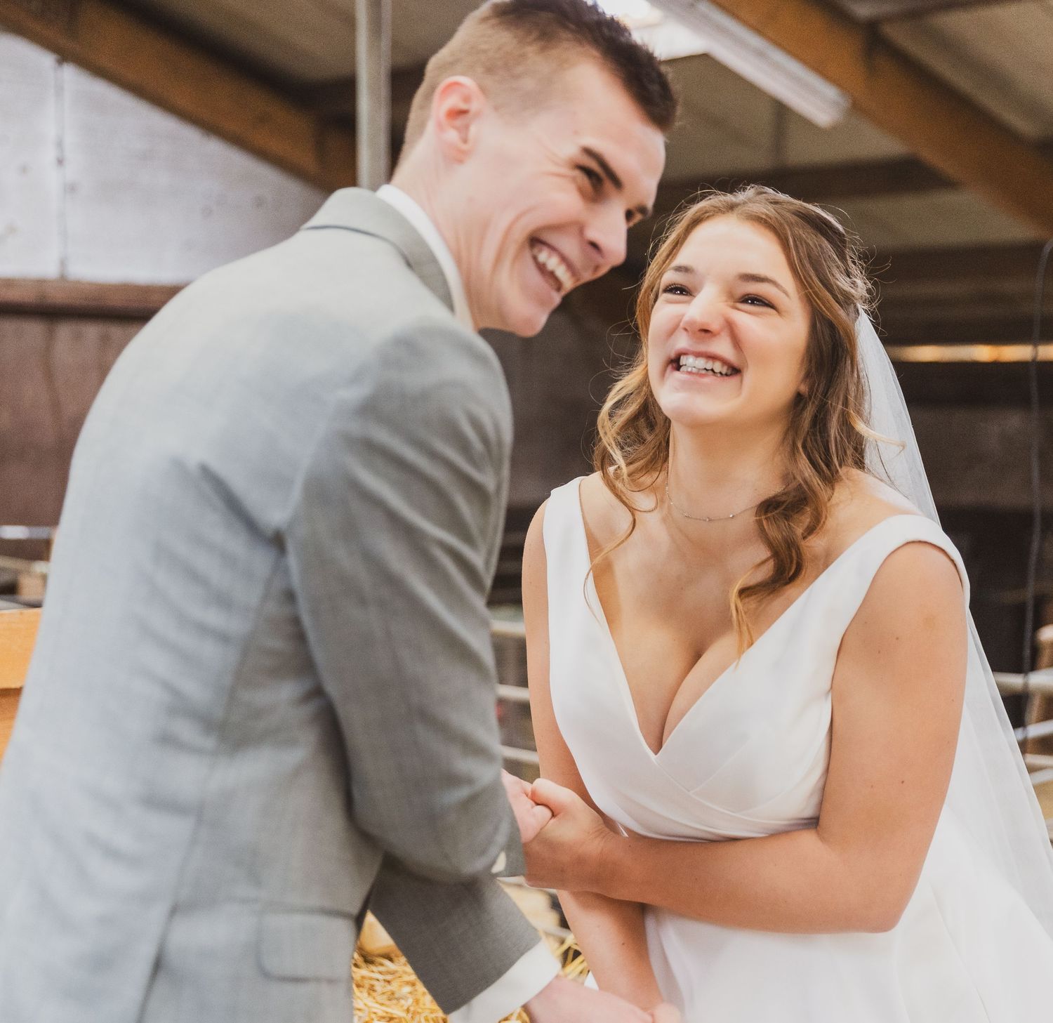 Newlywed couple sharing laughter during wedding celebration. Trouwfotograaf