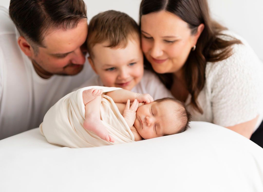Vastasyntynyt vauva nukkuu, Newborn kuvaaja Muurame, newbornkuvaus, perhekuva