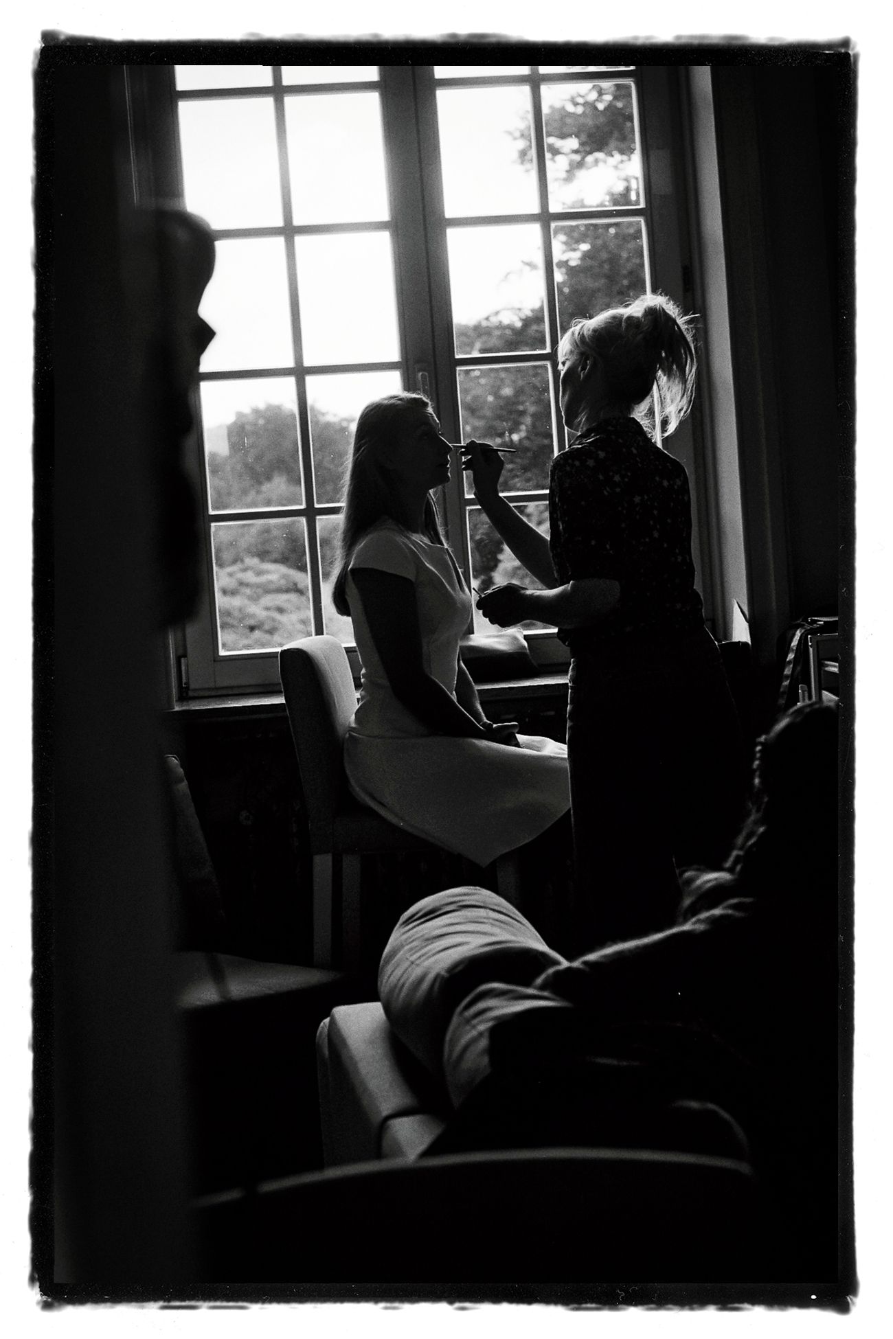 photo argentique de la préparation de la mariée  au château Terblock