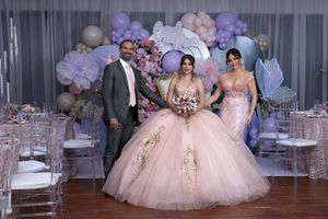 Documentamos cada instante de tu quinceañera con fotografía profesional preservando emociones y detalles únicos en Puerto Rico, ponce