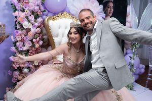 Documentamos tu quinceañera con fotografía profesional preservando recuerdos auténticos llenos de emoción y alegría en Puerto Rico, ponce