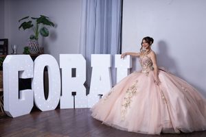 Fotografía profesional que guarda recuerdos auténticos de tu quinceañera capturando cada gesto y cada sonrisa en Puerto Rico, ponce San Juan