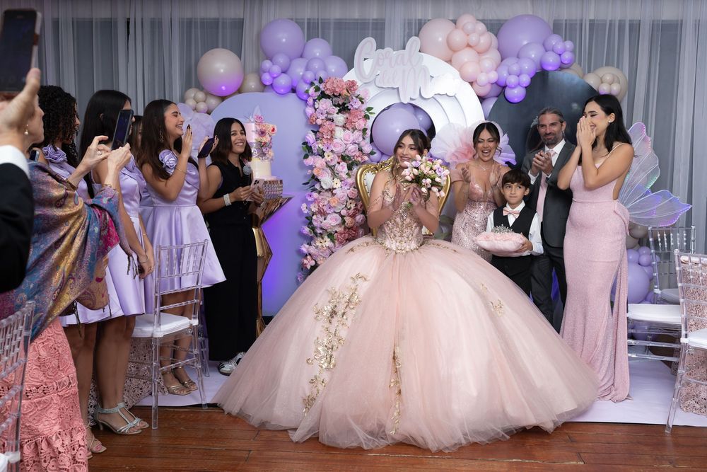 Cada instante de tu quinceañera documentado con fotografía profesional reflejando emociones auténticas y diversión en Puerto Rico, ponce