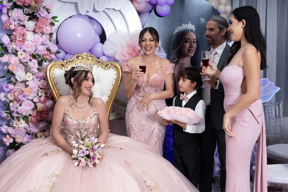 Fotografía profesional que guarda recuerdos auténticos de tu quinceañera capturando cada gesto y sonrisa en Puerto Rico, ponce San Juan