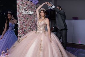 Fotografía profesional para quinceañeras que refleja emociones momentos y recuerdos de manera elegante y divertida en Puerto Rico, ponce San