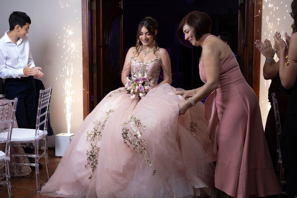 Fotografía profesional que guarda cada sonrisa gesto y emoción de tu quinceañera para recuerdos inolvidables en Puerto Rico, ponce San Juan
