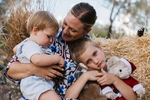 Family photo at country rustic christmas mini photo shoot