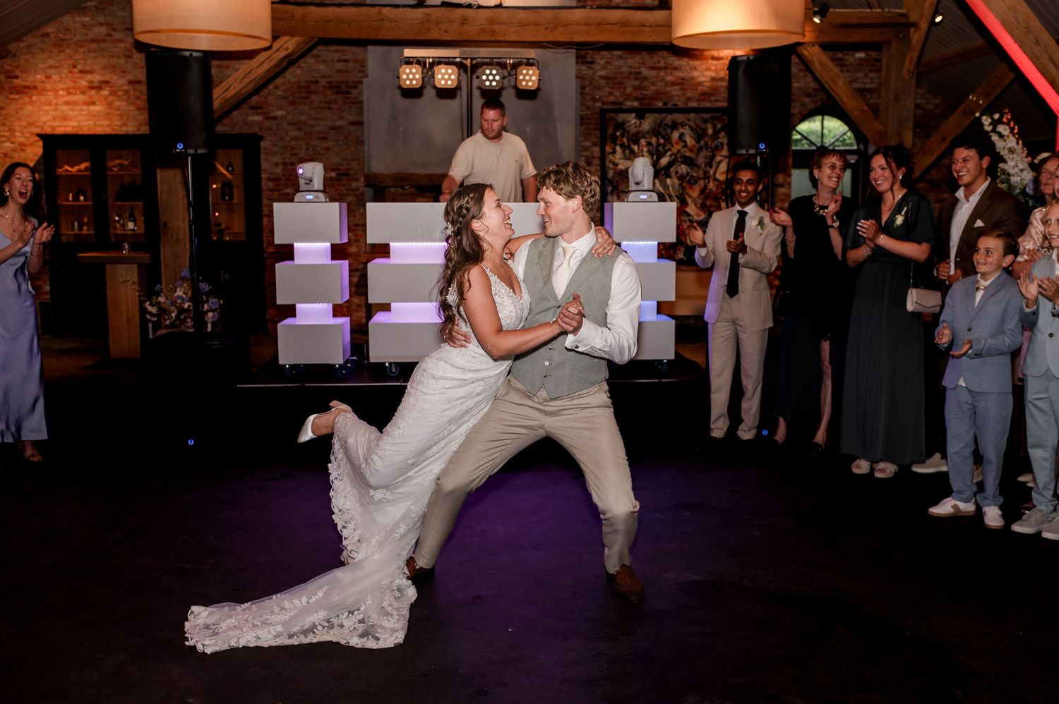 Feest van bruidspaar in de buurt van Amersfoort door de Christelijke trouwfotograaf