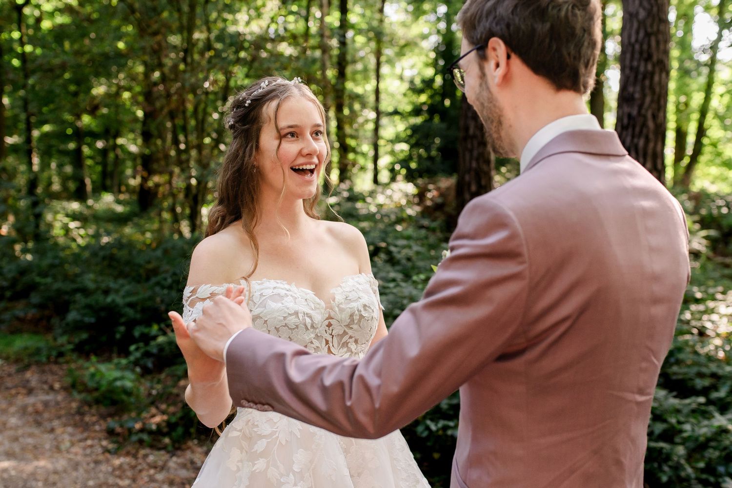 First look van bruidspaar in Amersfoort door de Christelijke trouwfotograaf