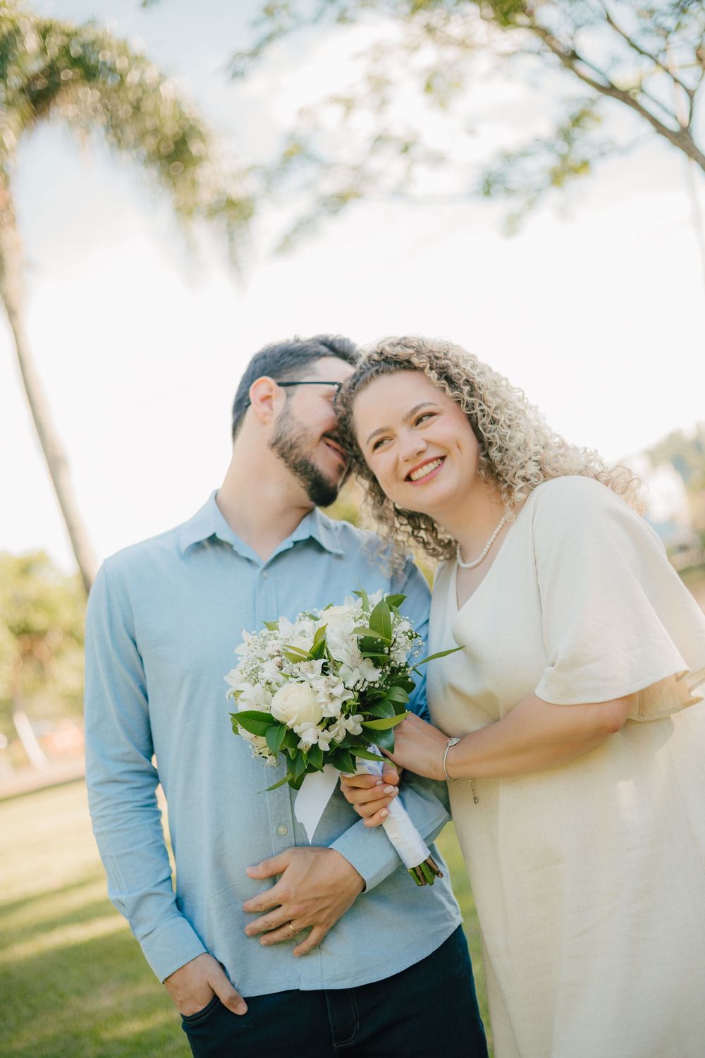 ensaio casal externo ao ar livre, local para ensaio casal, pré wedding, buquê para pré wedding