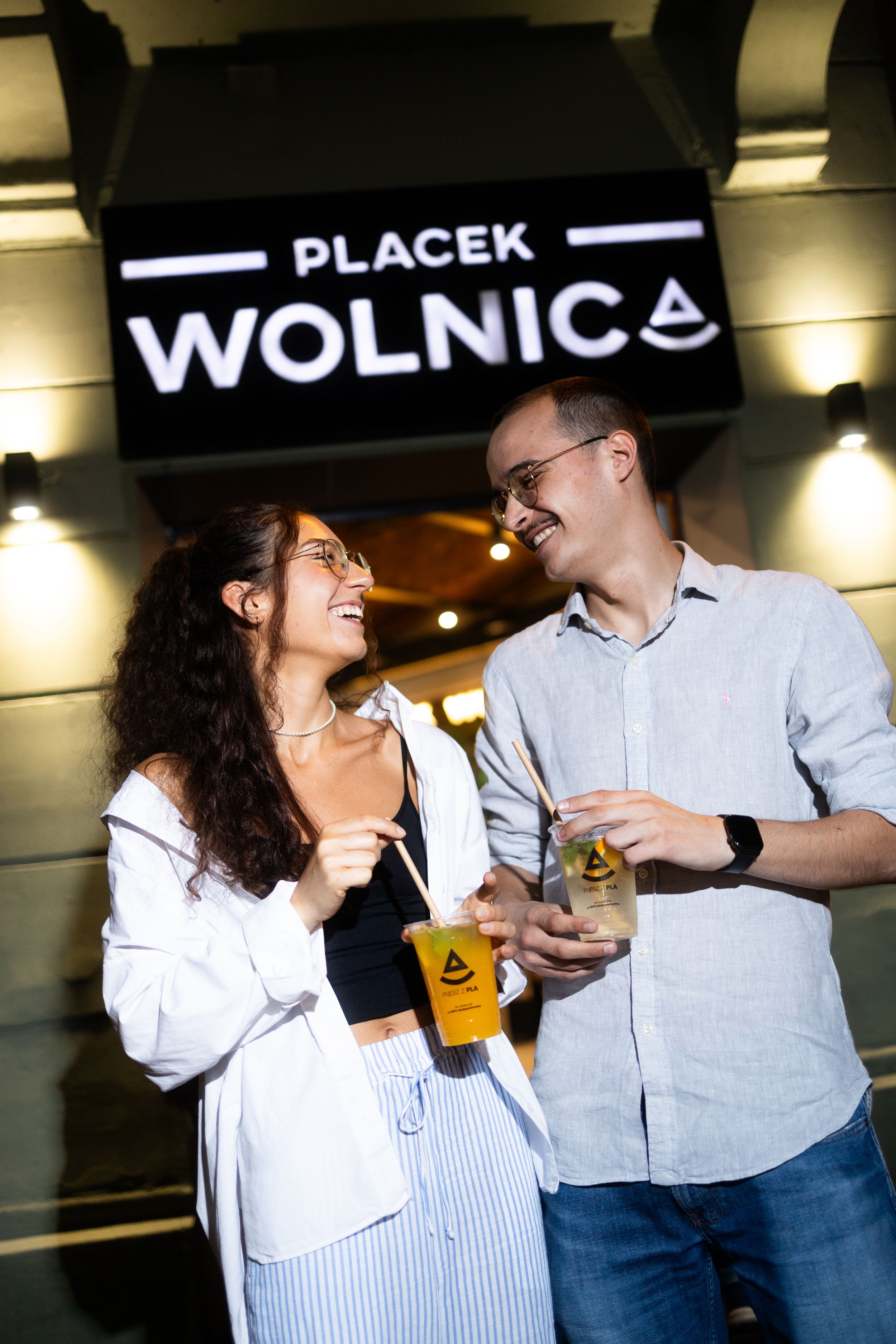 Swobodna scena w restauracji PLACEK z napojami przy stole. Fotografia biznesowa Lublin.