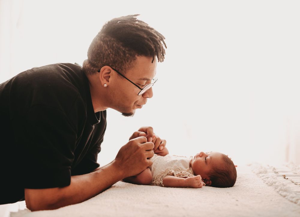 papa mit seinem neugeborenem Mädchen, papa kuschelt liebevoll mit seinem Kind. Frankfurt, Fotoshooting, Altenstadt
