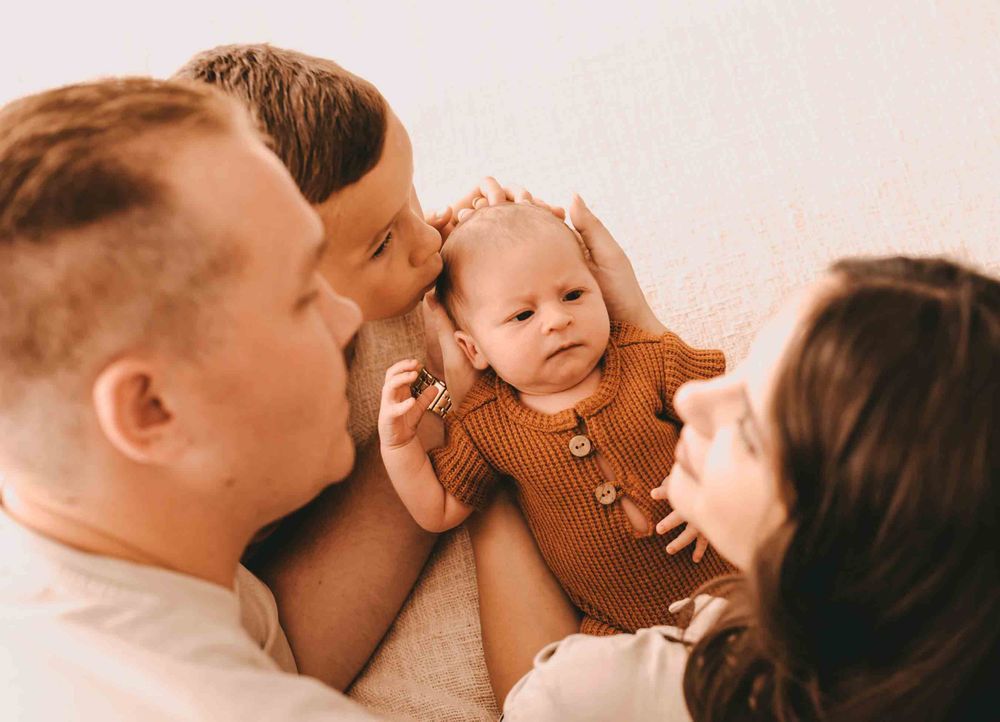 familienfotoshooting, babyfotoshooting, mama und papa zusammen mit ihrem baby. neugeborenen Fotoshooting Altenstadt,