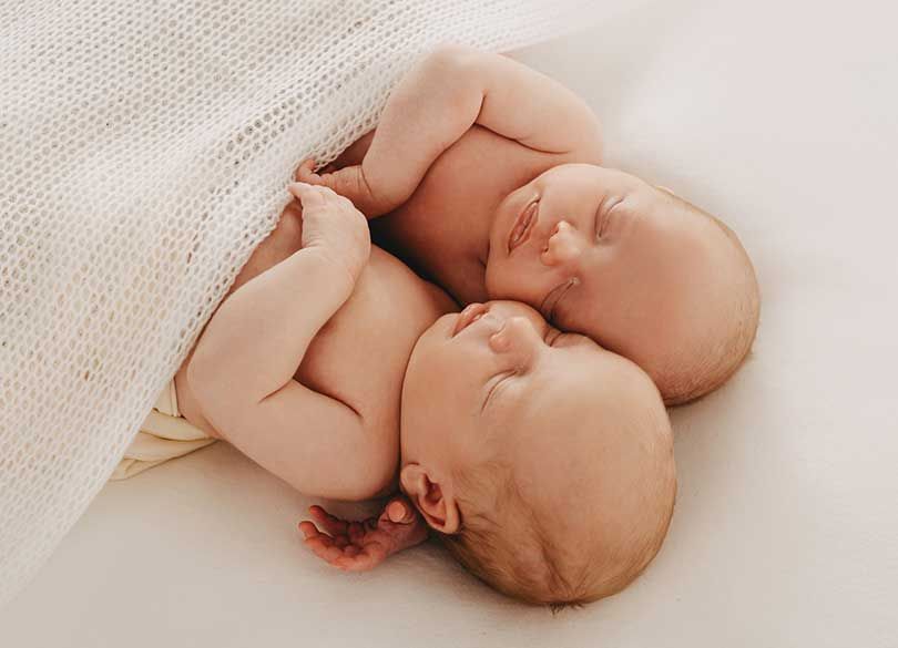 familienfotoshooting, babyfotoshooting, mama und papa zusammen mit ihrem baby. neugeborenen Fotoshooting Altenstadt,