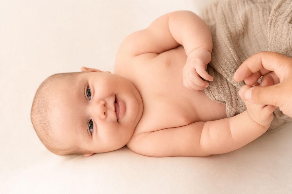 Novorodenec počas newborn fotenia v štúdiu v Nitre.