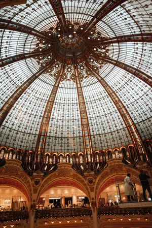Vue de la coupole Art Nouveau des Galeries Lafayette à Paris, chef-d’œuvre architectural emblématique.