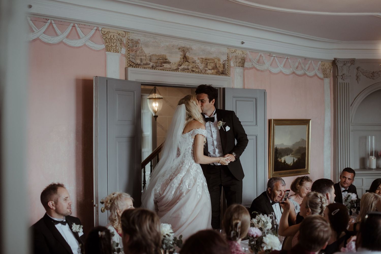 Elegant bryllupsfeiring i en historisk, utsmykket ballsal med gjester samlet i Sandvika nær Oslo.