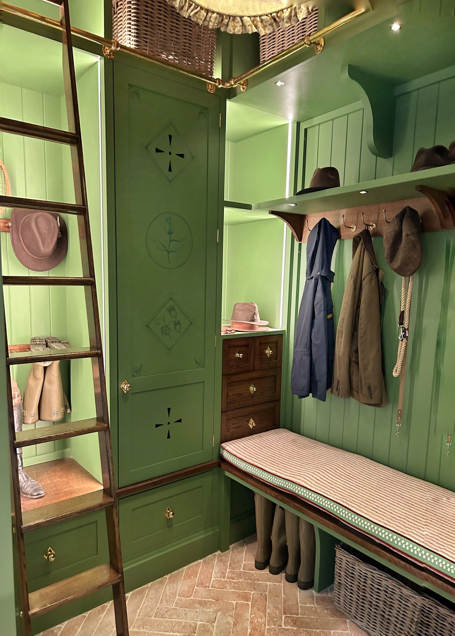 Green boot room show a good use of space and a perfect traditional British country house style. Pretty boot room in a country home.