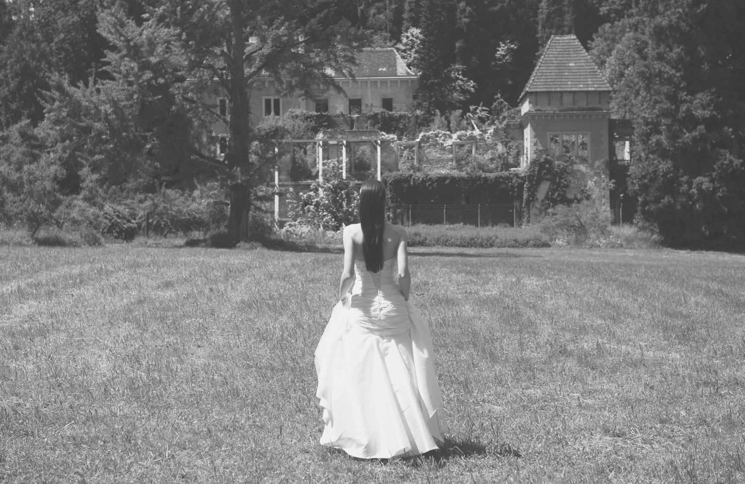 mladenka gleda u bajkovitti razrušeni dvorac u vinici arboretum opeka