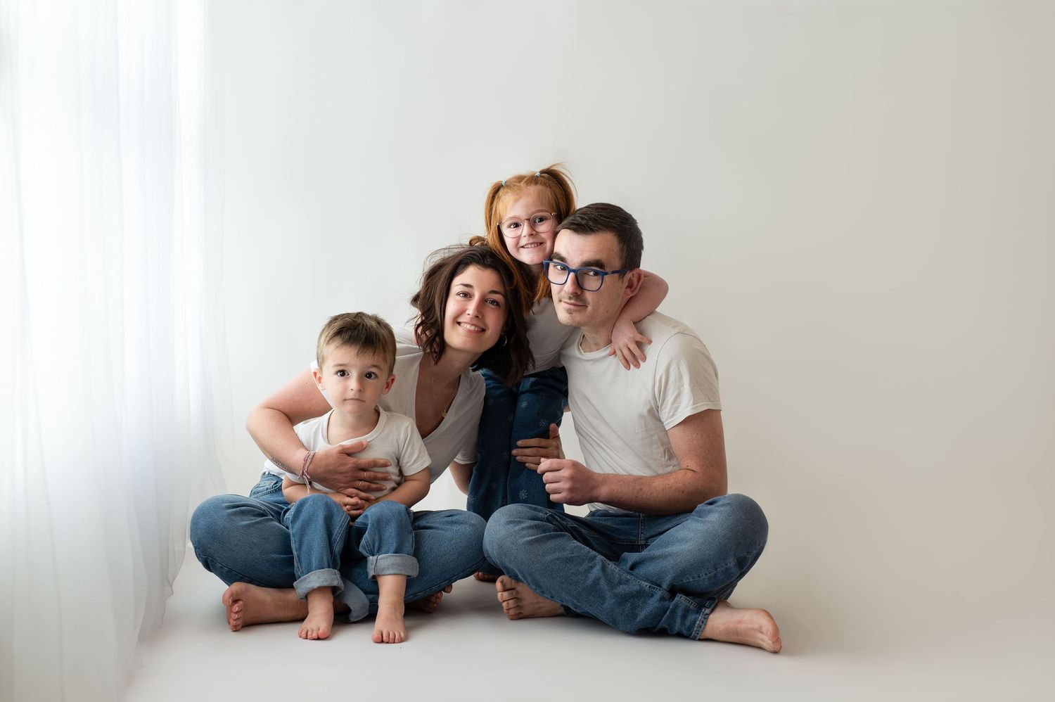 Photographie de famille en lumière naturelle douche et épurée au studio à Villers Saint Barthélémy proche Beauvais