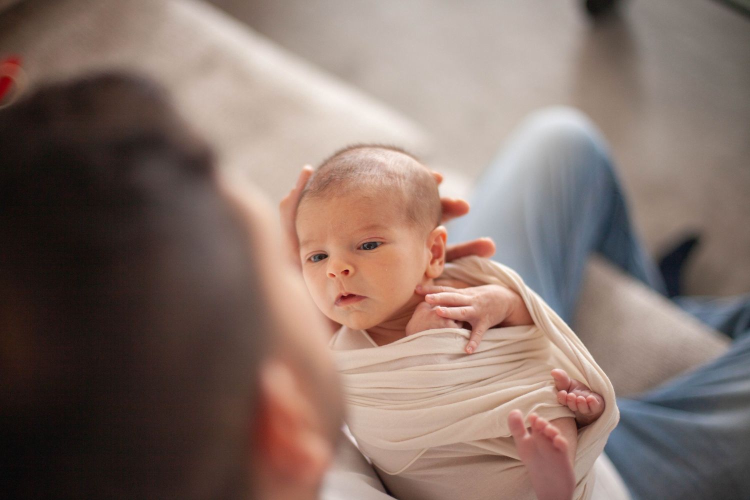 papà con in braccio la sua neonata