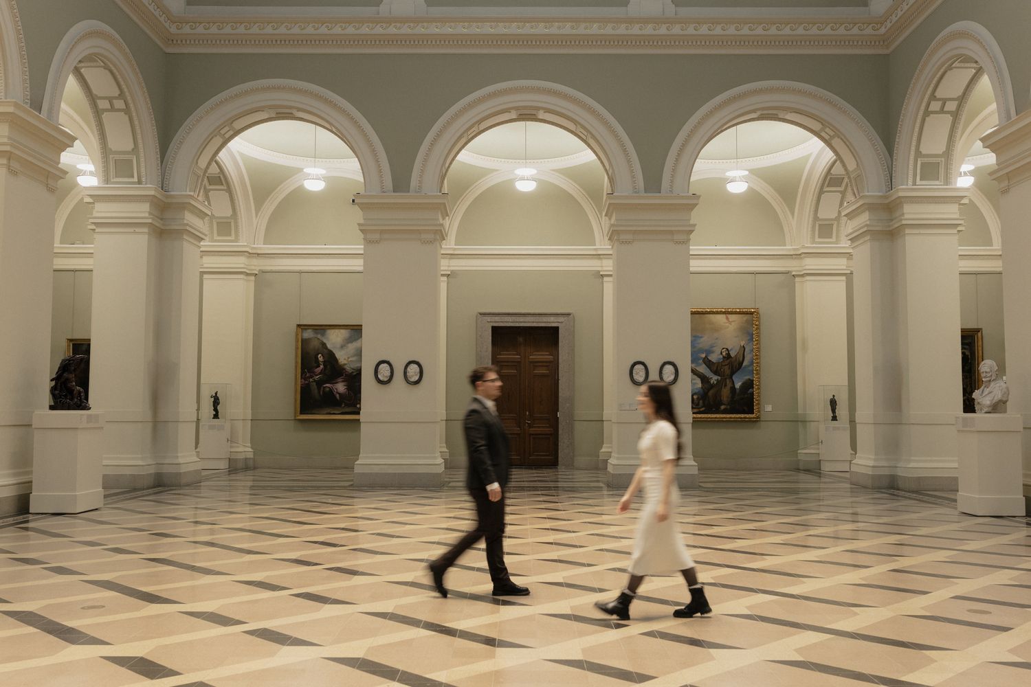 budapest wedding photoshoot budapest wedding photographer elegant and style Museum photoshoot