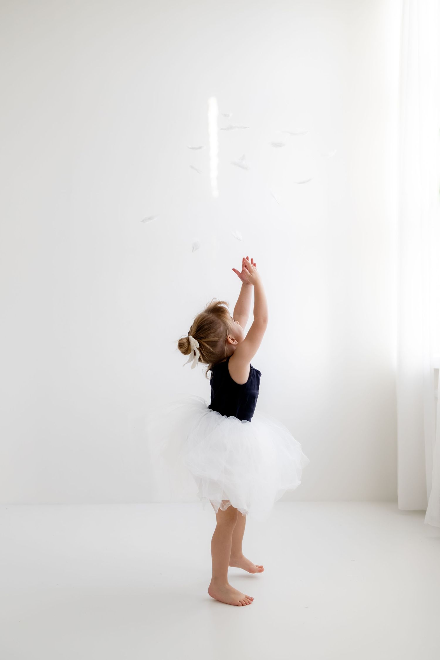Pieni suloinen ballerina tyttö studiokuvauksissa lempi visuals studiolla Helsingissä