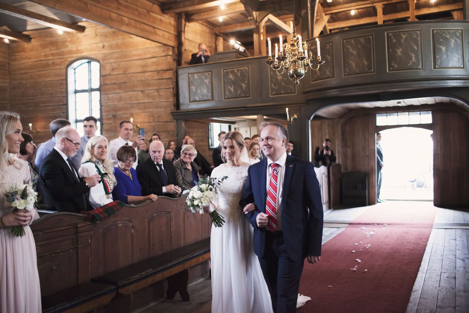 brud og far går opp kirkegulvet