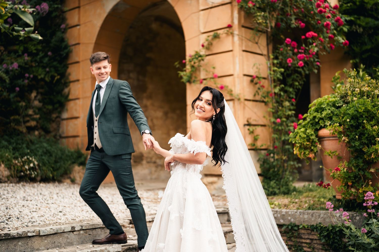 Para młoda przechadza się po ogrodzie we Włoszech, sesja poślubna Toskania, fotograf ślubny zagraniczny, Villa di Striano, Fotograf ślubny