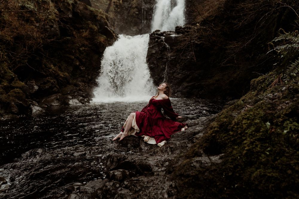 vrouw-waterval-schotland-isleofskye-rhawaterfall