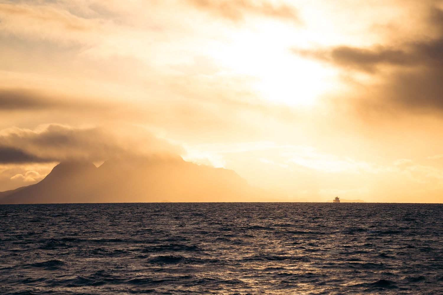 coucher de soleil dans les fjords norvégiens avec un bateau de pêche