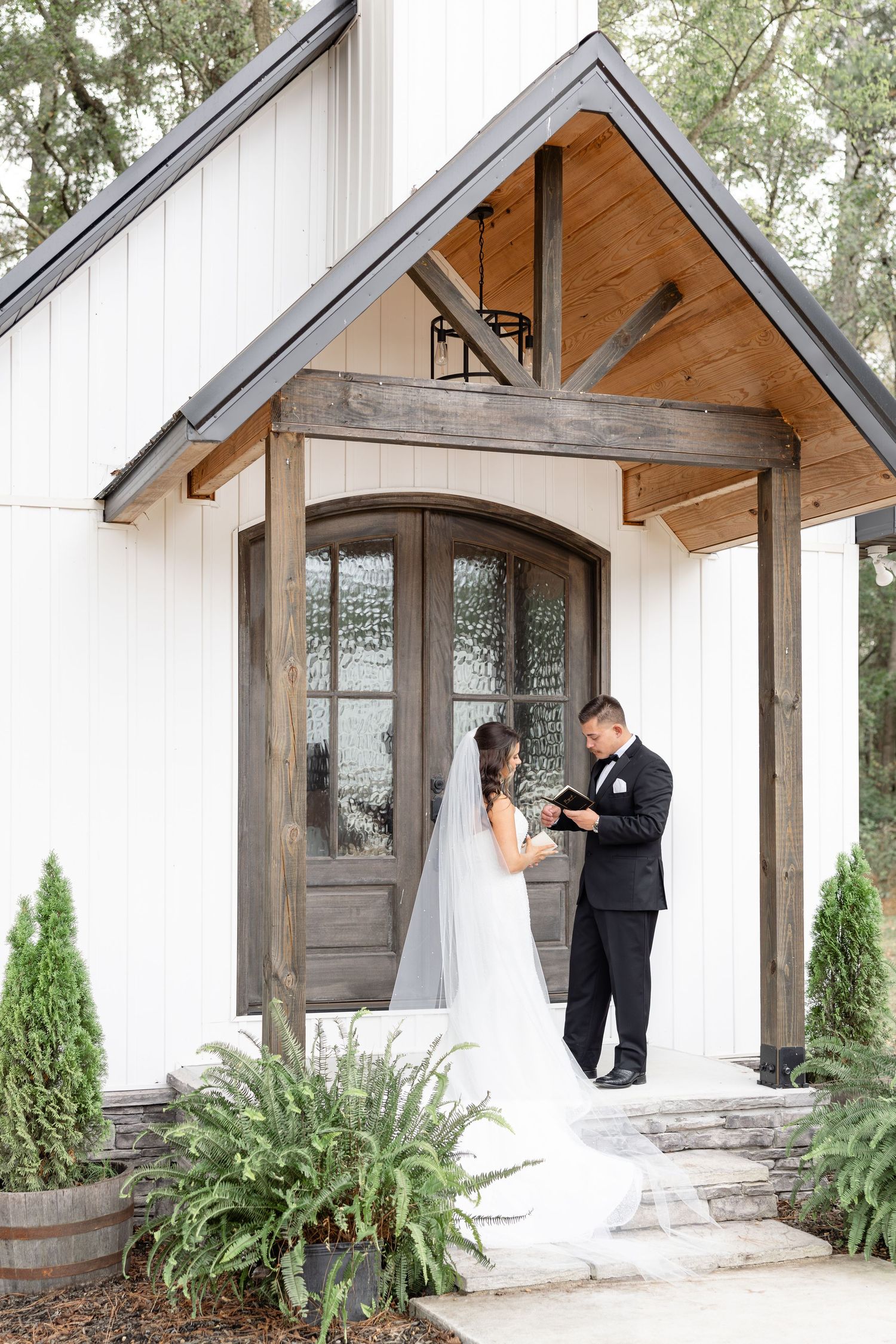 Elegant wedding at The Upton House in Guntersville, Alabama with joyful bride and groom portraits and timeless southern charm.
