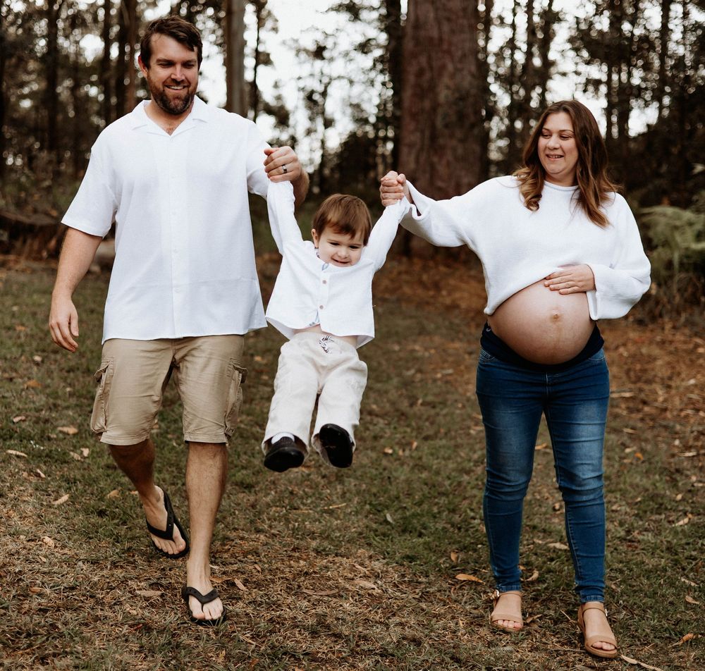 Maternity photography session at Ewen Maddock Dam on the Sunshine Coast.